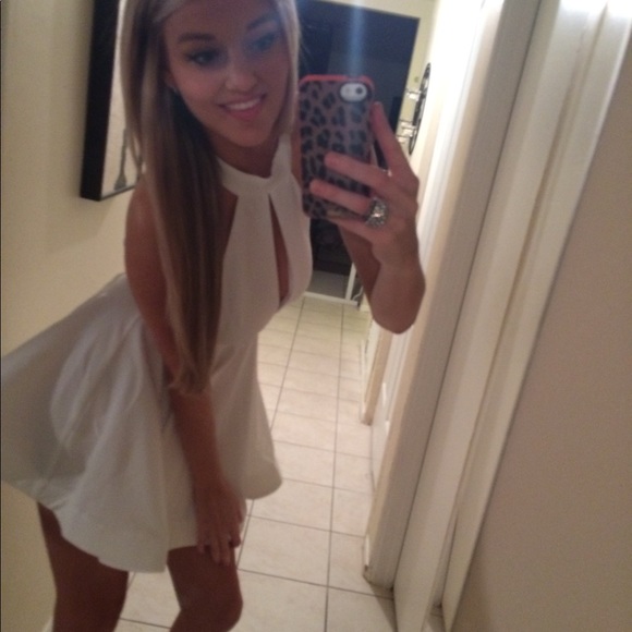 Flowy white dress with key hole - Picture 6 of 9